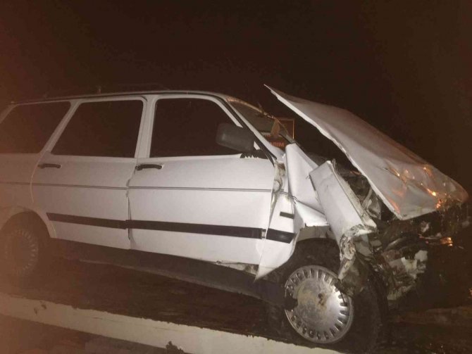 Hafif Ticari Araç İle Otomobil Çarpıştı: 3 Yaralı