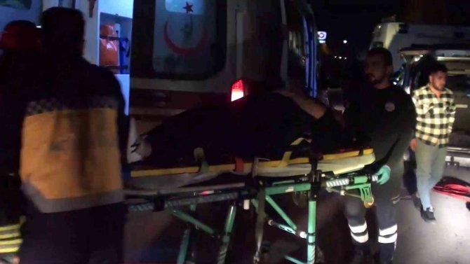 Hafif Ticari Araç Ve Otomobil Çarpıştı: 4 Yaralı