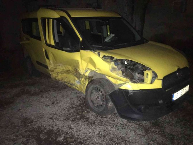 Hafif Ticari Araç İle Otomobil Çarpıştı: 3 Yaralı