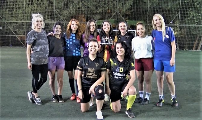 Kadınlar Günde Değil, Halı Sahada Buluşuyor