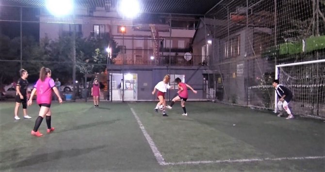 Kadınlar Günde Değil, Halı Sahada Buluşuyor