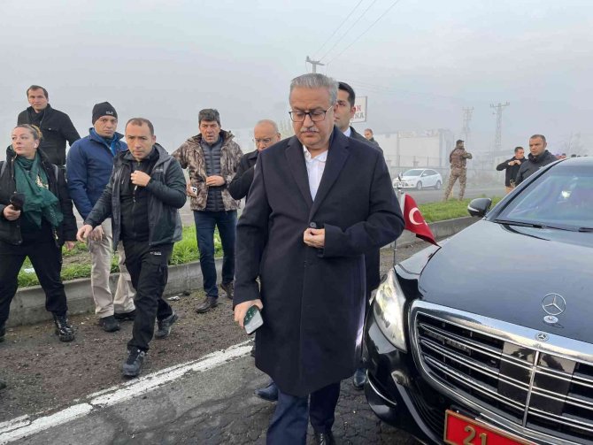 Diyarbakır Valisi Su, Terör Saldırısının Yapıldığı Yerde İncelemelerde Bulundu: Kiralık Araç İle Eylem Gerçekleştirildi