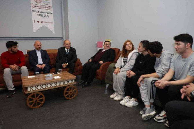 Başkan Özlü Üniversite Öğrencileri İle Buluştu