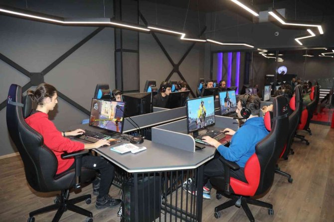 Elazığ’da E-spor Merkezi Hizmete Sunuldu