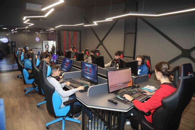 Elazığ’da E-spor Merkezi Hizmete Sunuldu