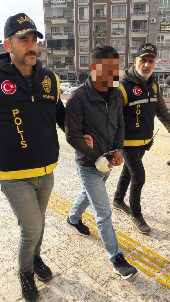 Kendi Evi Gibi Boş Olan Yazlık Eve Yerleşenler Polise Yakalandı