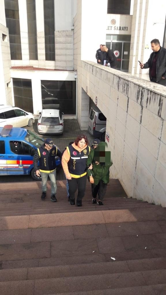 Kendi Evi Gibi Boş Olan Yazlık Eve Yerleşenler Polise Yakalandı