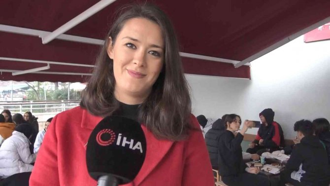 Liseli Gençler Metroda Kitap Okuyarak Farkındalık Oluşturuyor