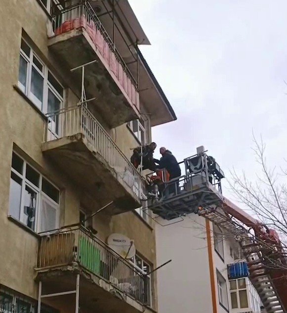 Hapis Cezası Olan Hırsız Balkonda Yakalandı