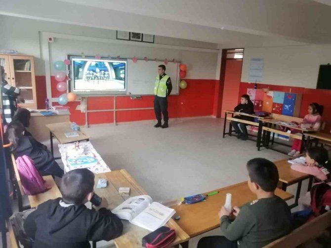Jandarmadan Vatandaşlara Ve Öğrencilere Trafik Eğitimleri