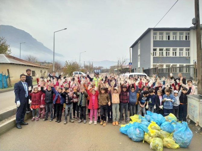 Jandarma Ve Öğrenciler İlçe Merkezinde Çöp Topladı