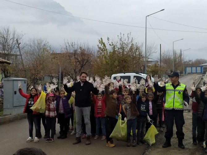 Jandarma Ve Öğrenciler İlçe Merkezinde Çöp Topladı