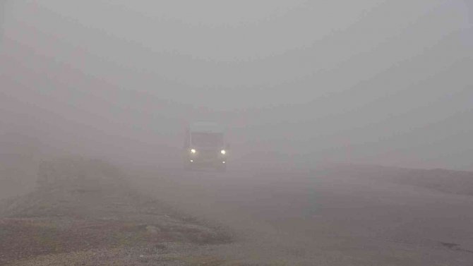 Yüksekova’da Yoğun Sis: Görüş Mesafesi 5 Metreye Düştü