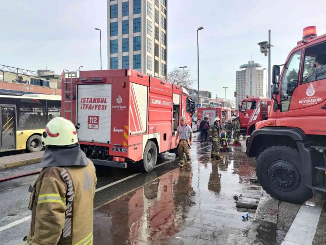 İ̇stanbul’un Göbeğindeki Alışveriş Merkezinde Büyük Yangın