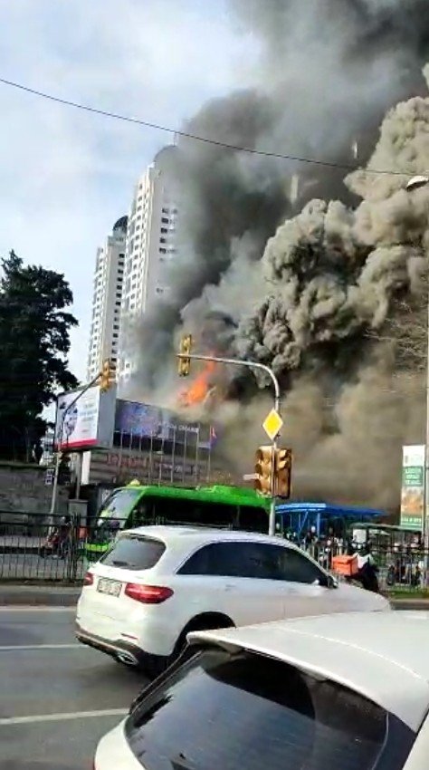 İ̇stanbul’un Göbeğindeki Alışveriş Merkezinde Büyük Yangın