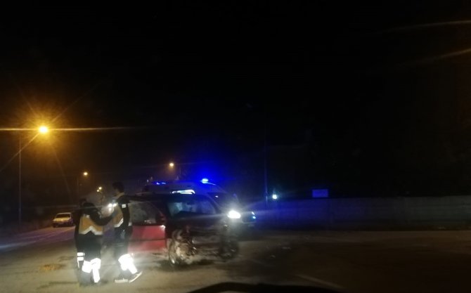 Servis Aracı İle Hafif Ticari Araç Çarpıştı: 1 Yaralı