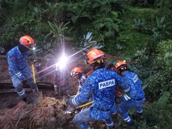 Malezya’da Toprak Kayması: 16 Ölü, 17 Kişi Kayıp
