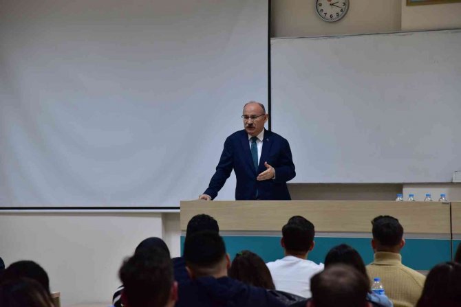 Vali Karadeniz Deneyimlerini Öğrencilerle Paylaştı