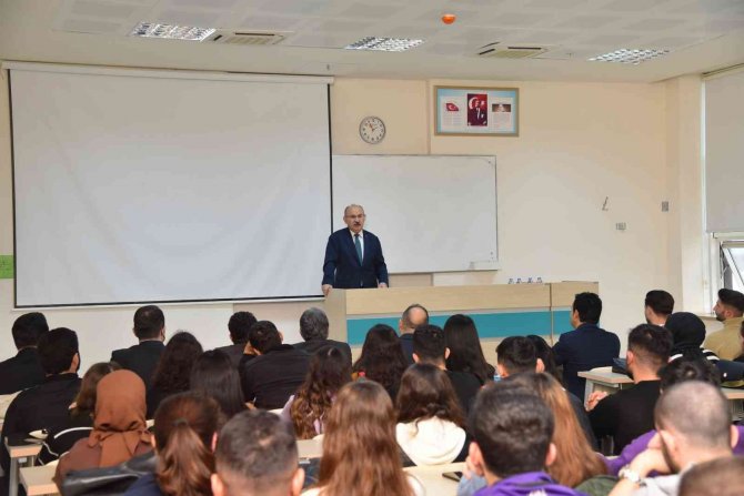 Vali Karadeniz Deneyimlerini Öğrencilerle Paylaştı