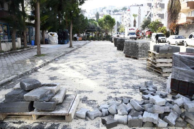 Kuşadası’nda Yol Çalışmaları Devam Ediyor