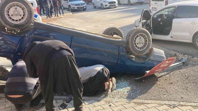 Otomobiller Çarpıştı, Biri Ters Döndü: O Anlar Kamerada