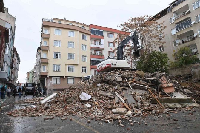 Metruk Yapılar Yıkılıyor
