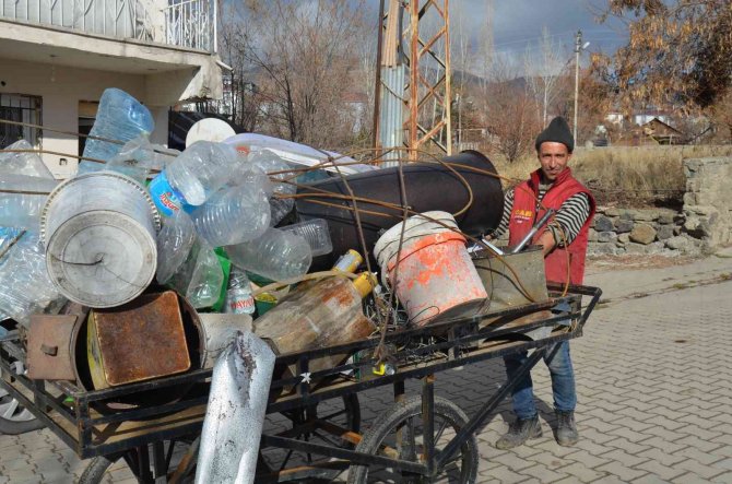 Hurda Malzemelerle Hem Ailesini Geçindiriyor Hem De Geri Dönüşüme Katkı Sağlıyor