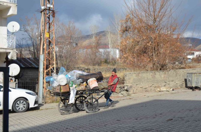 Hurda Malzemelerle Hem Ailesini Geçindiriyor Hem De Geri Dönüşüme Katkı Sağlıyor