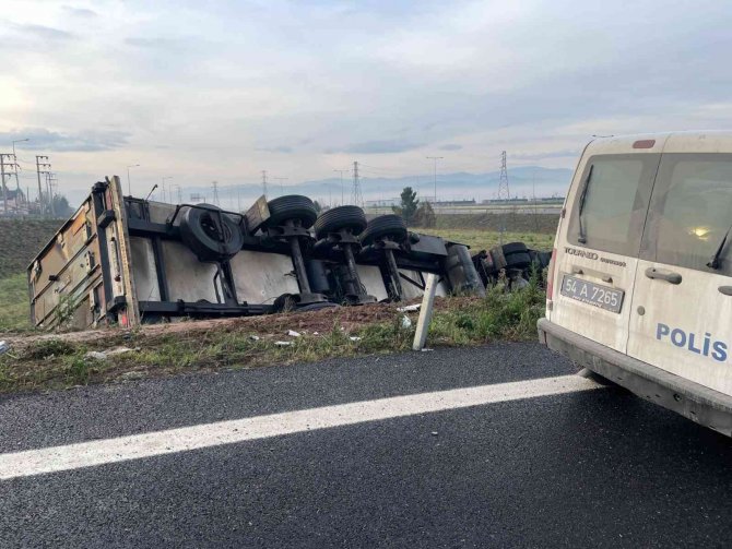 Kuzey Marmara Bağlantı Yolunda Kontrolden Çıkan Tır Devrildi