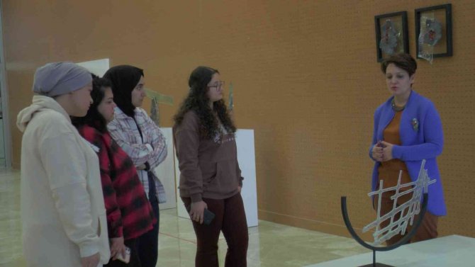 Atık Camlara Dokundu, Ortaya Çıkan Eserler İle Sergi Açtı