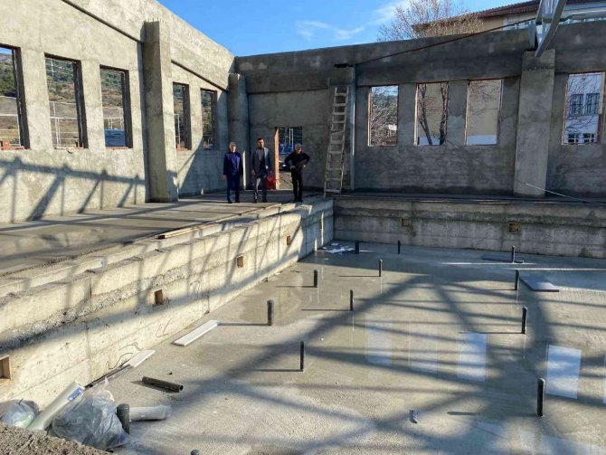 Taşova Yarı Olimpik Yüzme Havuzu Yükseliyor