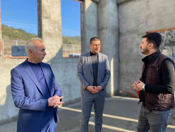 Taşova Yarı Olimpik Yüzme Havuzu Yükseliyor