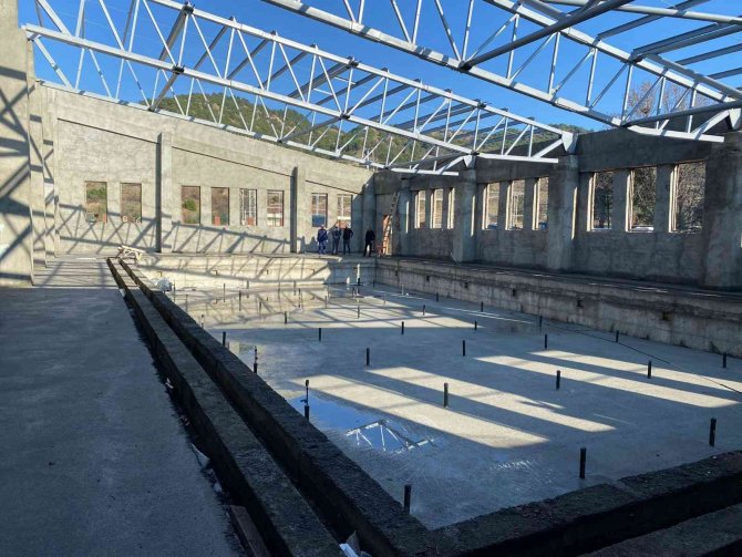 Taşova Yarı Olimpik Yüzme Havuzu Yükseliyor