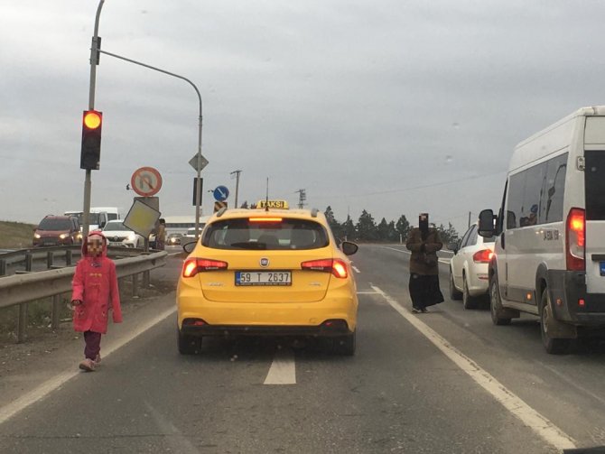 Kırmızı Işıkları Mesken Tuttular: Duyguları İstismar Ediyorlar
