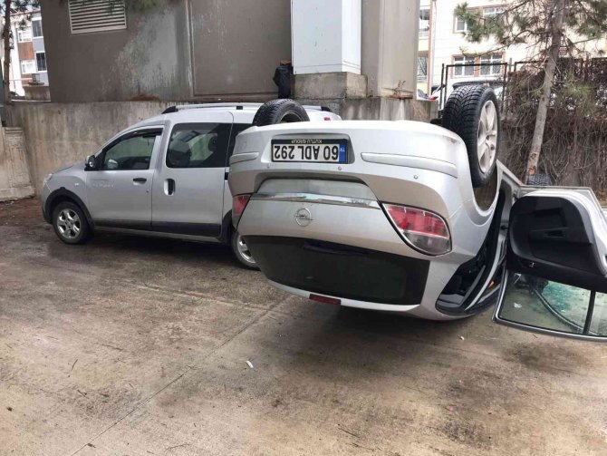 Fren Yerine Gaza Bastı, Otomobil Okul Bahçesine Devrildi