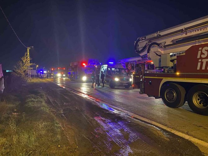 Tuzla’da Plastik İmalathanesinde Korkutan Yangın: 3 Yaralı