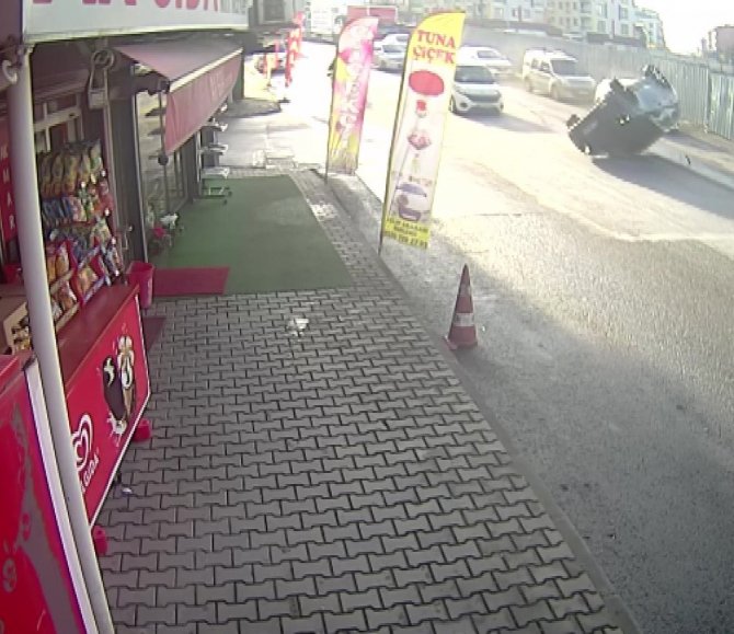 Ümraniye’de Solladığı Araçla Çarpışan Cipin Takla Attığı Kaza Kamerada