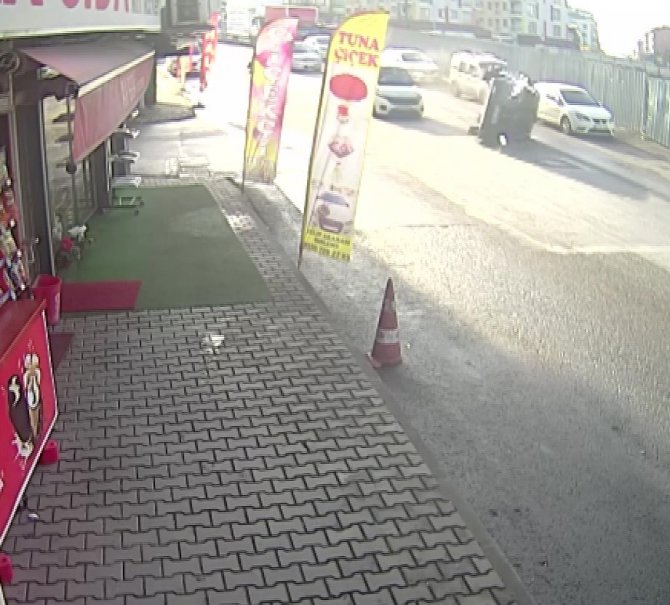 Ümraniye’de Solladığı Araçla Çarpışan Cipin Takla Attığı Kaza Kamerada