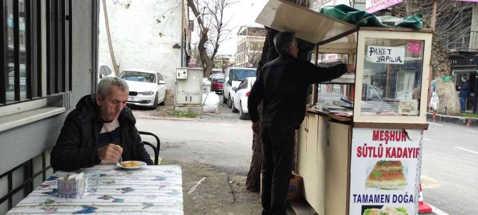 40 Yıldır Aynı Yerde Seyyar Tezgah Açıyor