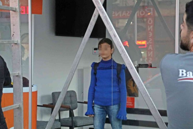 Baba Elektrik Akımına Kapıldı, Küçük Kızı Endişeyle, Etraftakiler Merakla Takip Etti