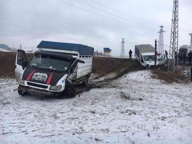 Ardahan’da 2 Kamyonet Çarpıştı: 4 Yaralı