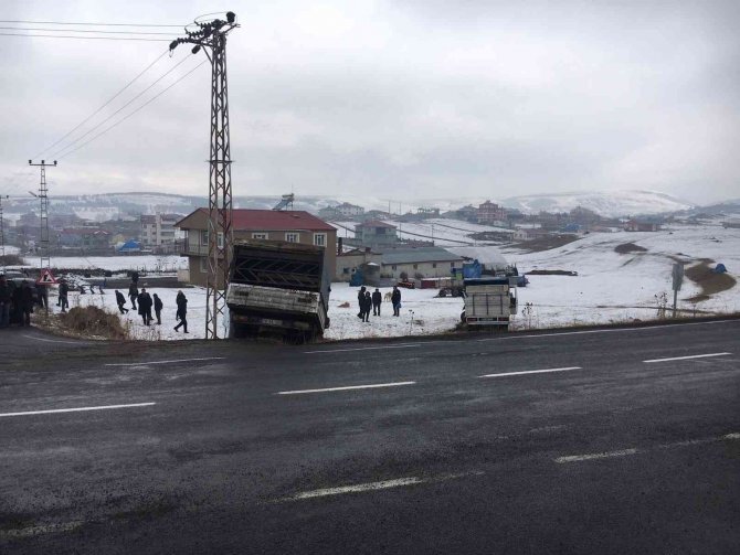 Ardahan’da 2 Kamyonet Çarpıştı: 4 Yaralı