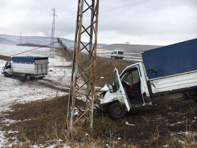 Ardahan’da 2 Kamyonet Çarpıştı: 4 Yaralı