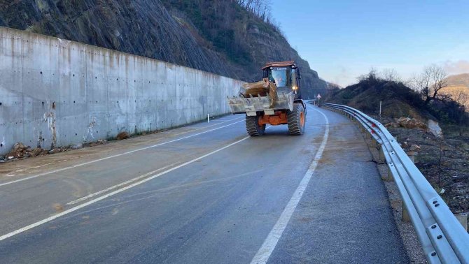 Yola Düşen Kayalar İş Makineleriyle Kaldırıldı