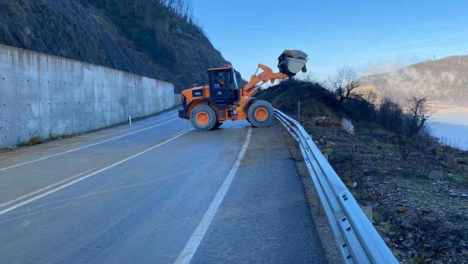 Yola Düşen Kayalar İş Makineleriyle Kaldırıldı