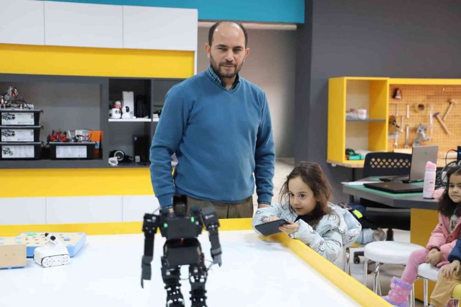 Bayburt’ta Minik Öğrenciler Tasarım Beceri Merkezinde Atölye Çalışmasına Katıldı