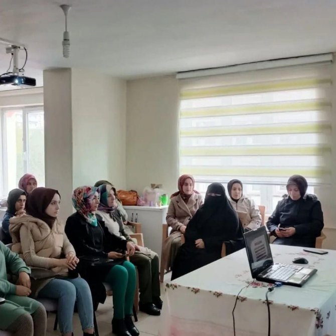 Güroymak’ta “Finansal Okuryazarlık Ve Kadınların Ekonomide Güçlenmesi” Semineri Verildi