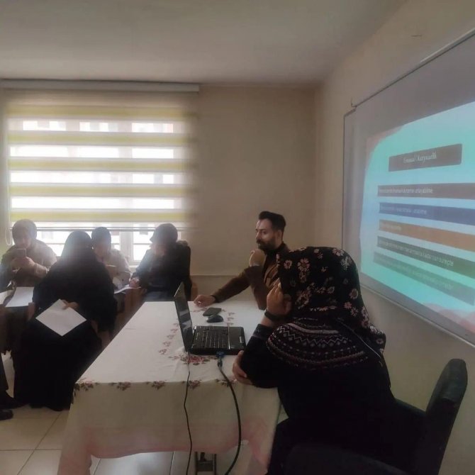 Güroymak’ta “Finansal Okuryazarlık Ve Kadınların Ekonomide Güçlenmesi” Semineri Verildi