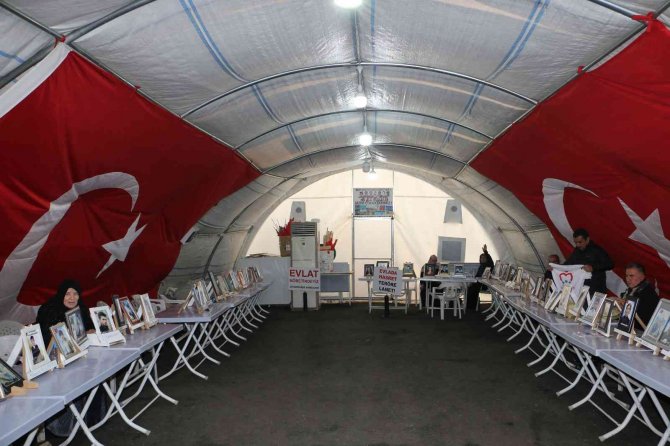 Ailelerin Evlat Nöbeti Bin 202 Gündür Kararlılıkla Devam Ediyor
