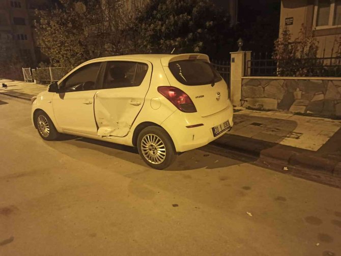 Kontrolden Çıkan Araç Park Halindeki 4 Araca Çarptıktan Sonra Kaçtı